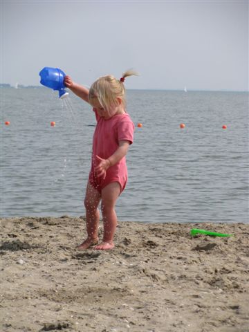 Louise op het strandje bij Marina Volendam