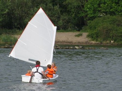 Varen met kinderen in een Optimist bij Muiderzand