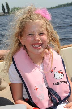 Varen op de Kagerplassen. Luna is blij met haar Hello Kitty reddingsvest