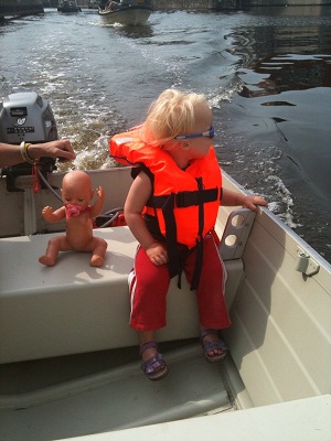 Varen met de motorboot, Jasmijn draagt natuurlijk haar reddingsvest